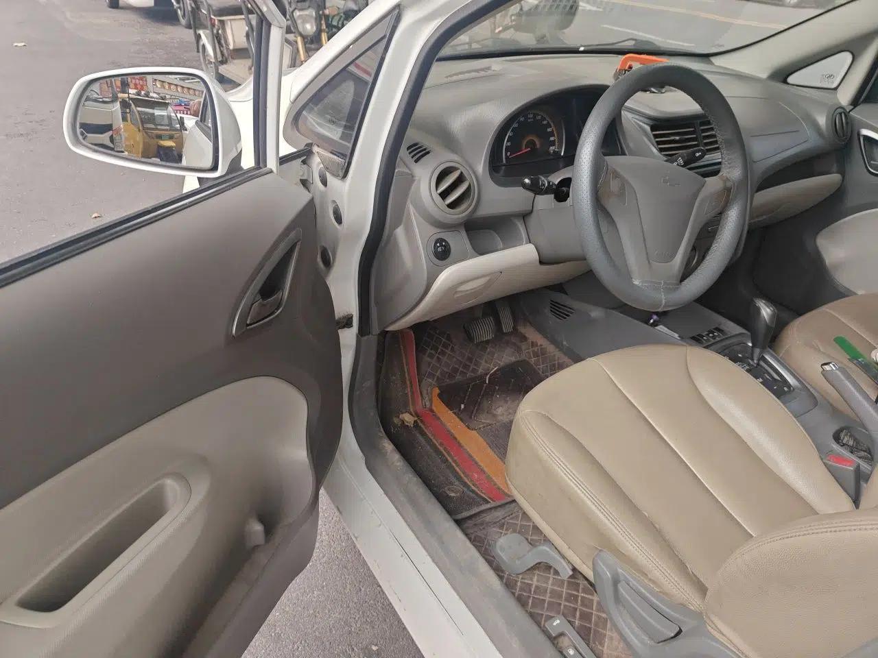 Chevrolet Sail 2011 Hatchback 1.4L AMT Happiness Edition — миниатюра 17