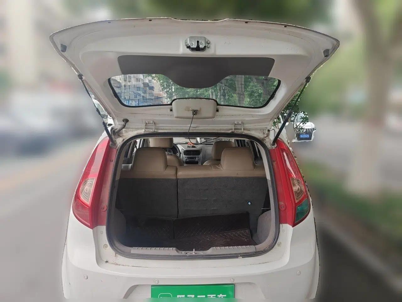 Chevrolet Sail 2011 Hatchback 1.4L AMT Happiness Edition — миниатюра 20