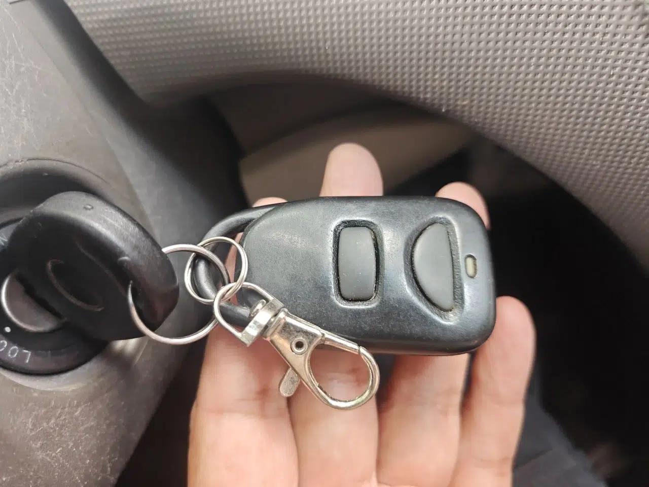 Chevrolet Sail 2011 Hatchback 1.4L AMT Happiness Edition — миниатюра 9