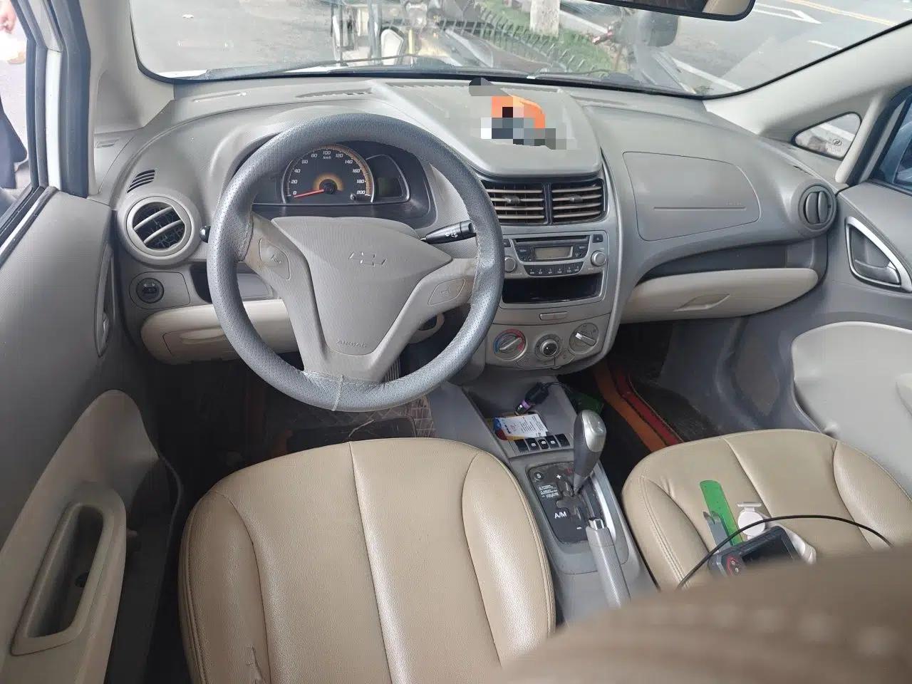 Chevrolet Sail 2011 Hatchback 1.4L AMT Happiness Edition — миниатюра 10