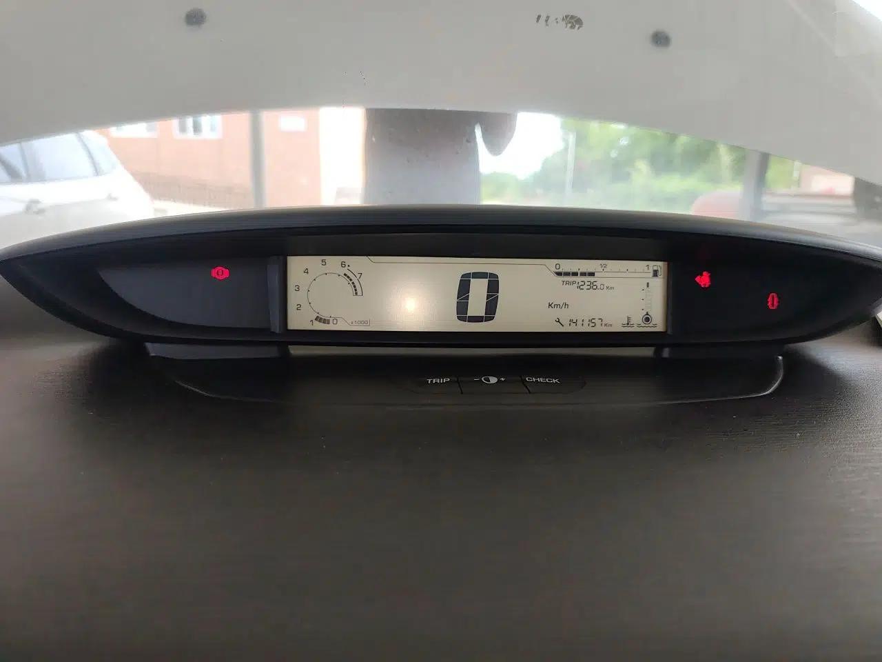 Citroen C-Quatre 2011 Sedan 1.6L Manual Fashion Edition — миниатюра 12