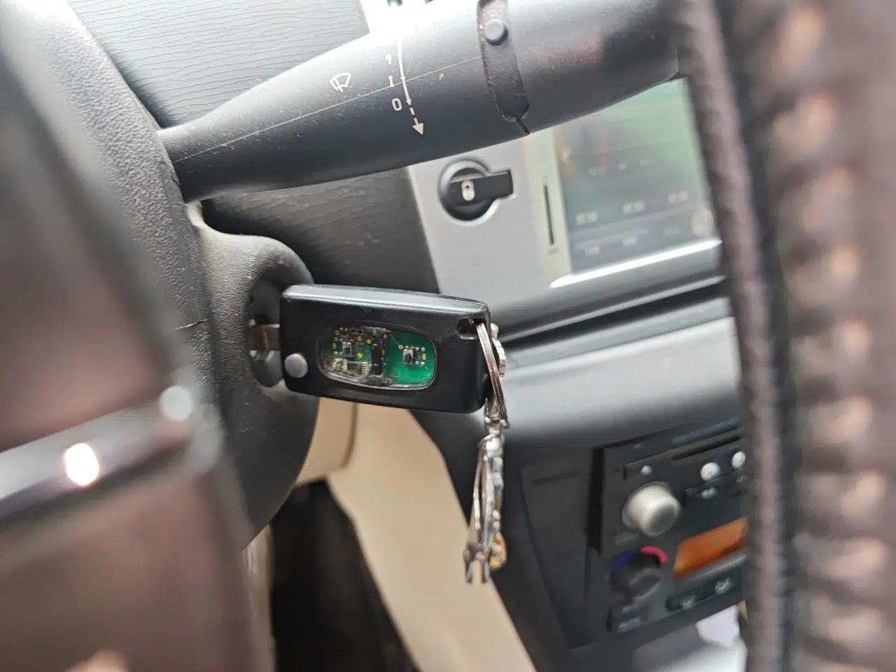 Citroen C-Quatre 2009 Sedan 1.6L Automatic Comfort Model — миниатюра 9