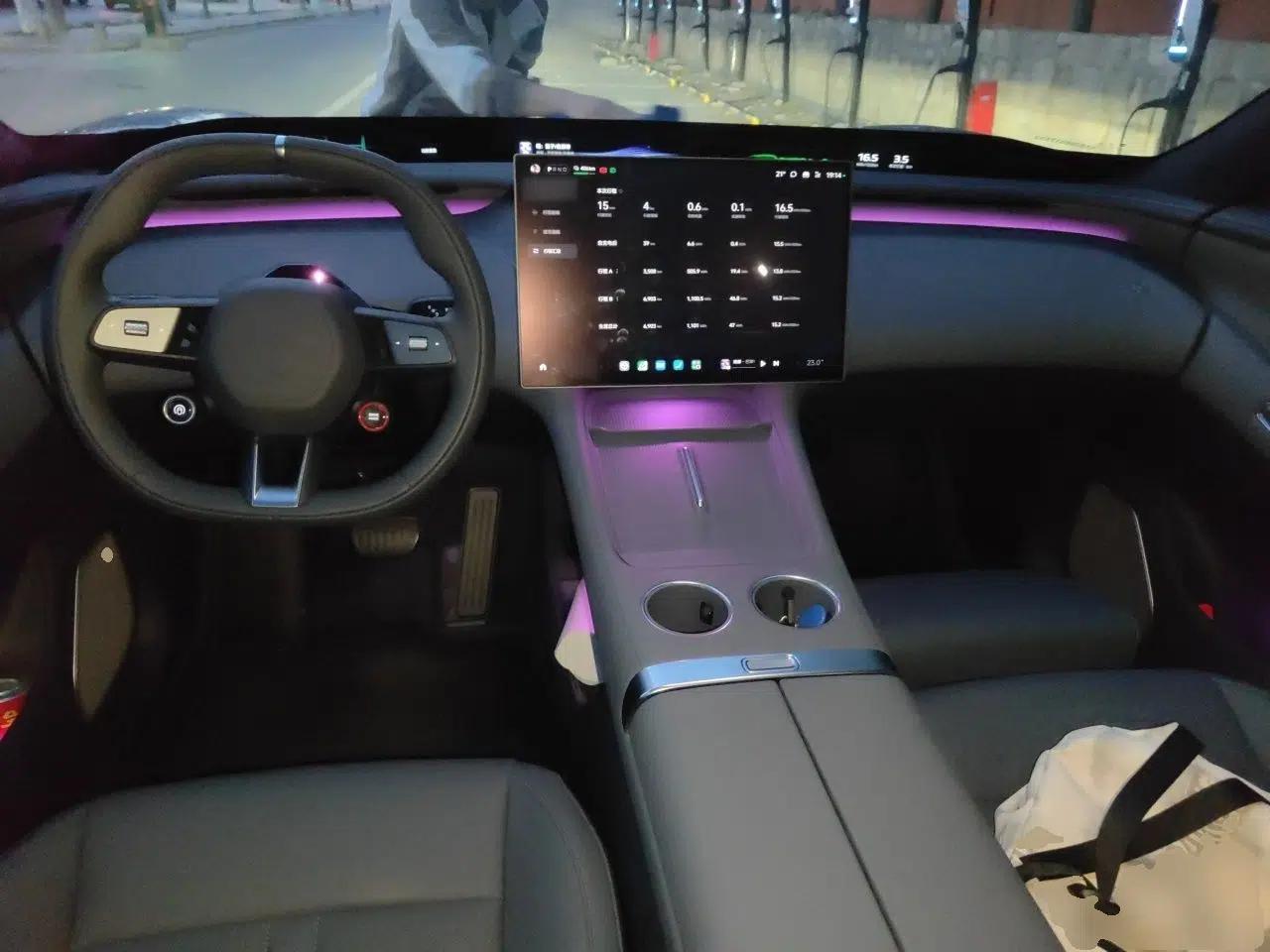 Xiaomi Auto YU7 2025 Ultra-Long Range Rear-Wheel Drive Version — миниатюра 10
