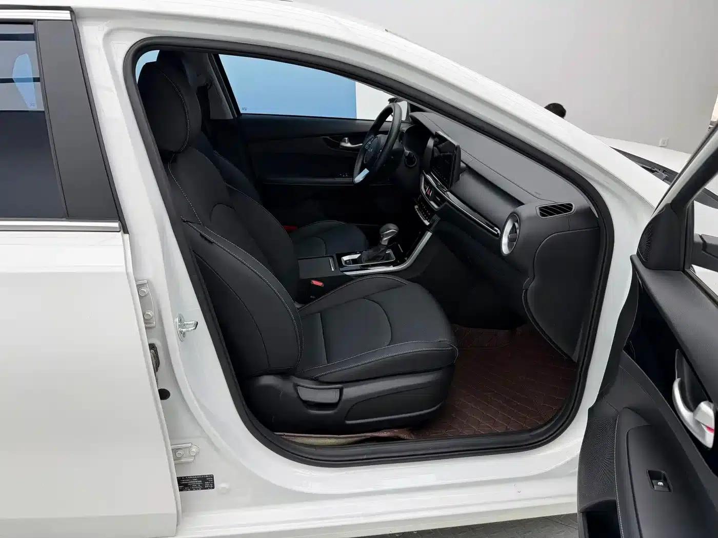 Kia K3 2021 Facelift 1.5L CVT Fashion Edition — миниатюра 9