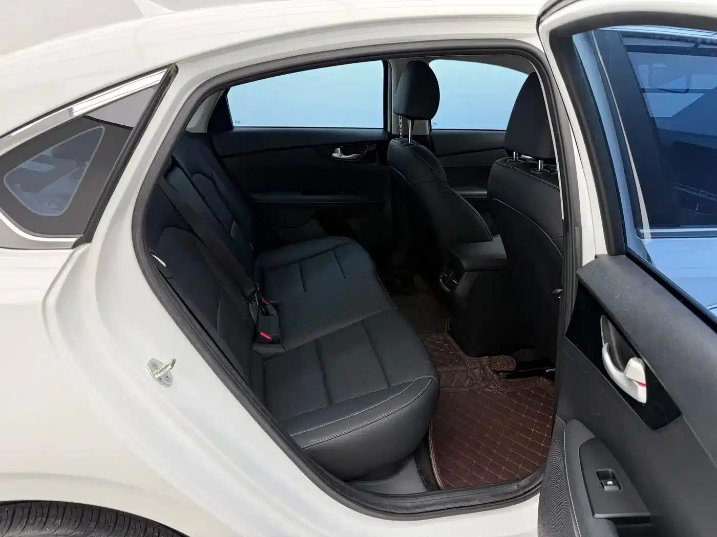 Kia K3 2021 Facelift 1.5L CVT Fashion Edition — миниатюра 10