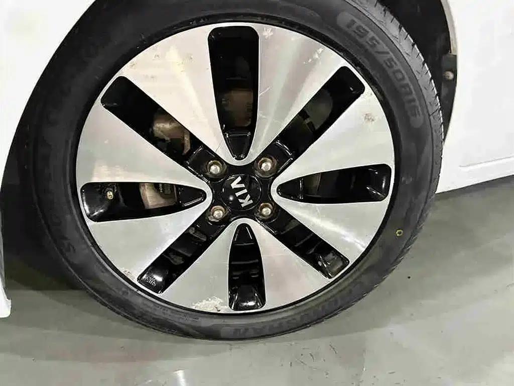 Kia K2 2012 Sedan 1.6L AT Premium Commemorative Edition — миниатюра 13