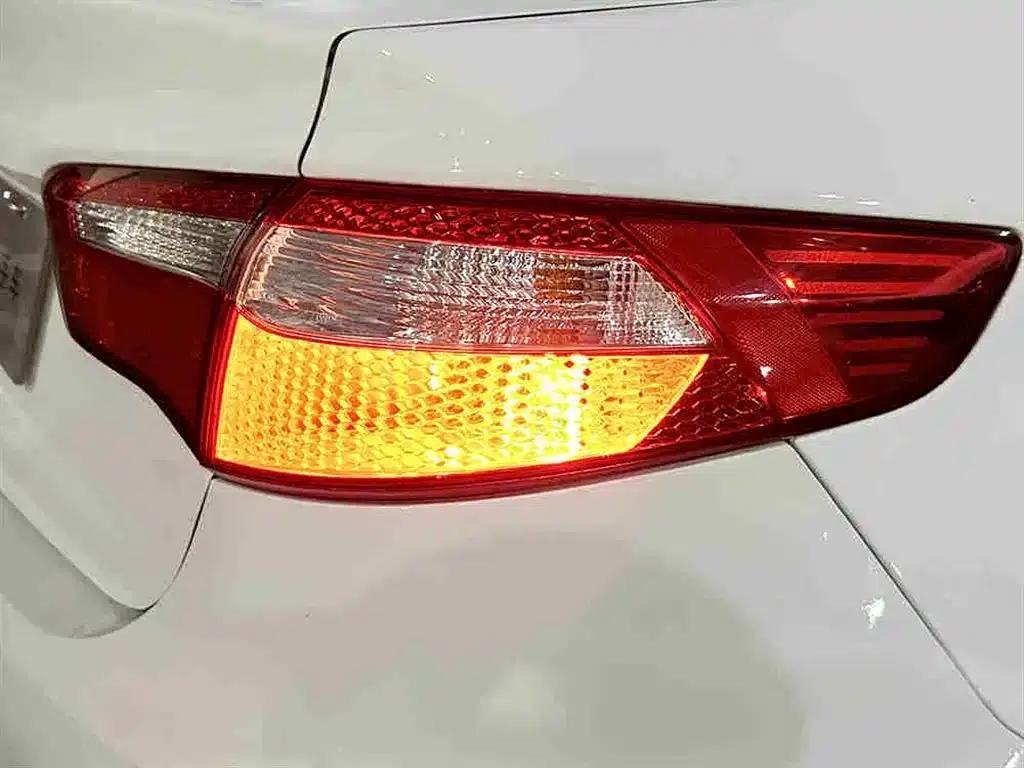 Kia K2 2012 Sedan 1.6L AT Premium Commemorative Edition — миниатюра 10