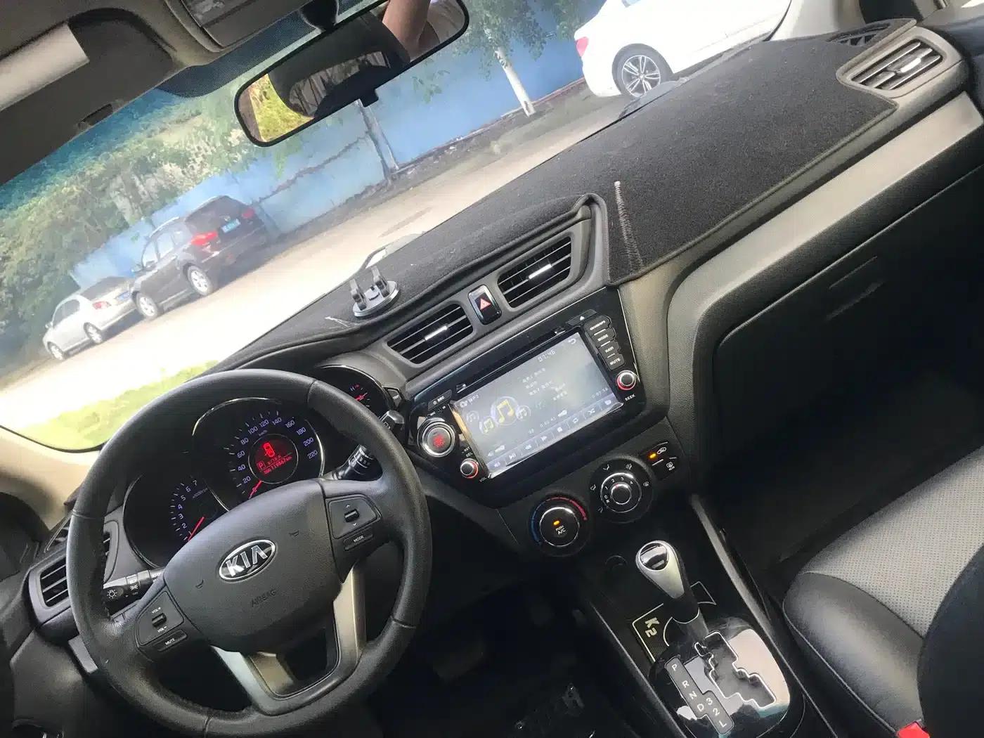 Kia K2 2012 Hatchback 1.6L AT Premium Commemorative Edition — миниатюра 9