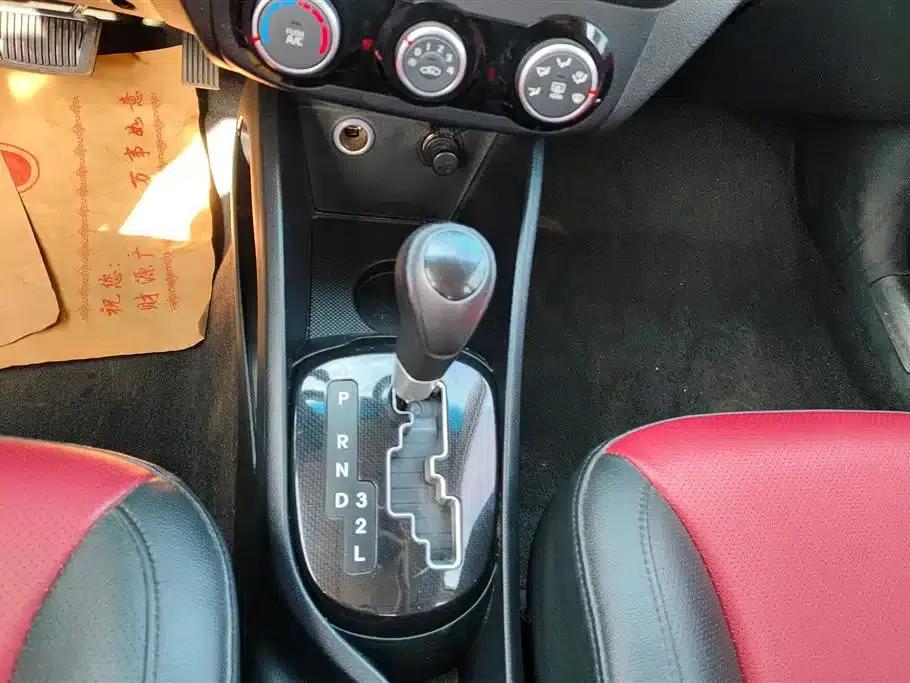 Kia K2 2015 Hatchback 1.4L AT GLS — миниатюра 16