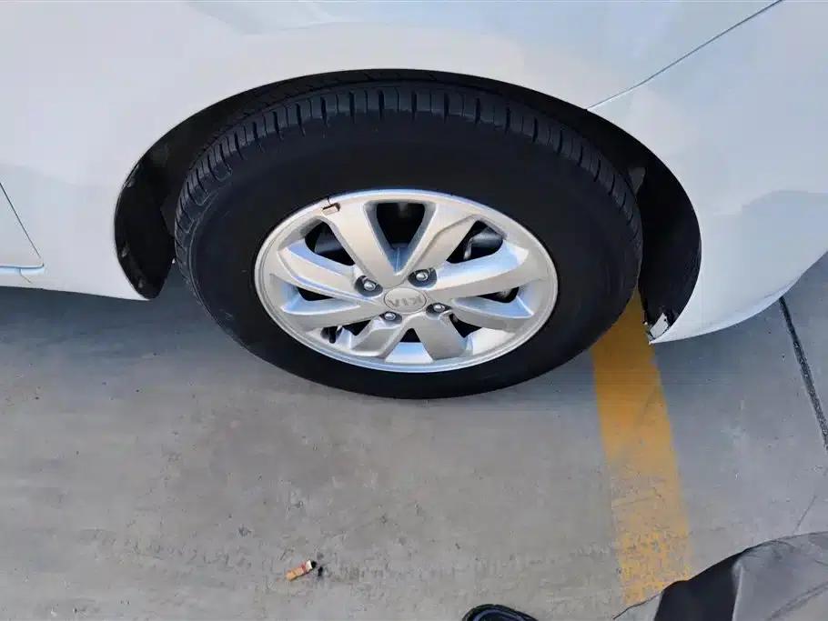 Kia K2 2015 Hatchback 1.4L AT GLS — миниатюра 6