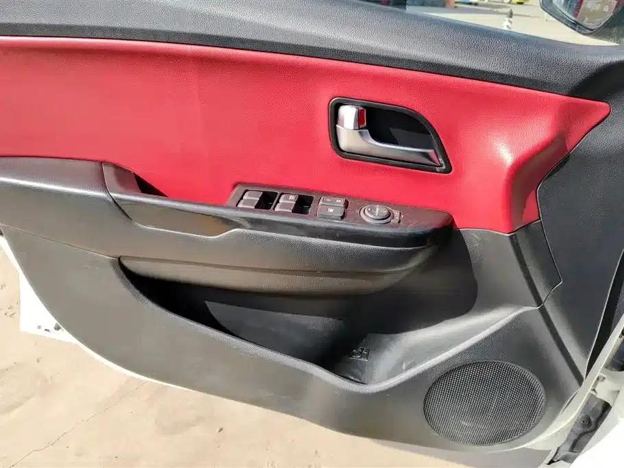 Kia K2 2015 Hatchback 1.4L AT GLS — миниатюра 7