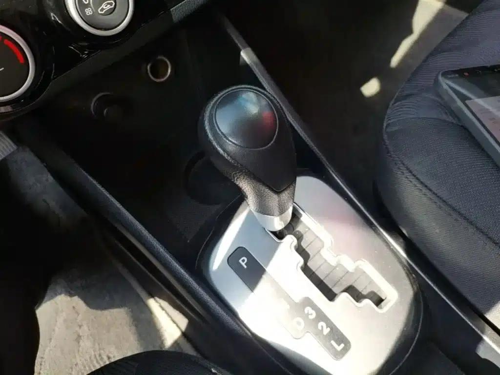 Kia K2 2012 Sedan 1.4L AT GLS Anniversary Edition — миниатюра 14