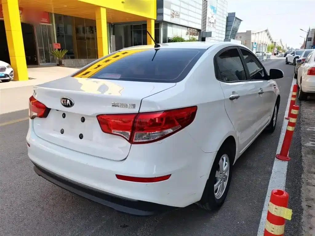 Kia K2 2012 Sedan 1.4L AT GLS Anniversary Edition — миниатюра 7