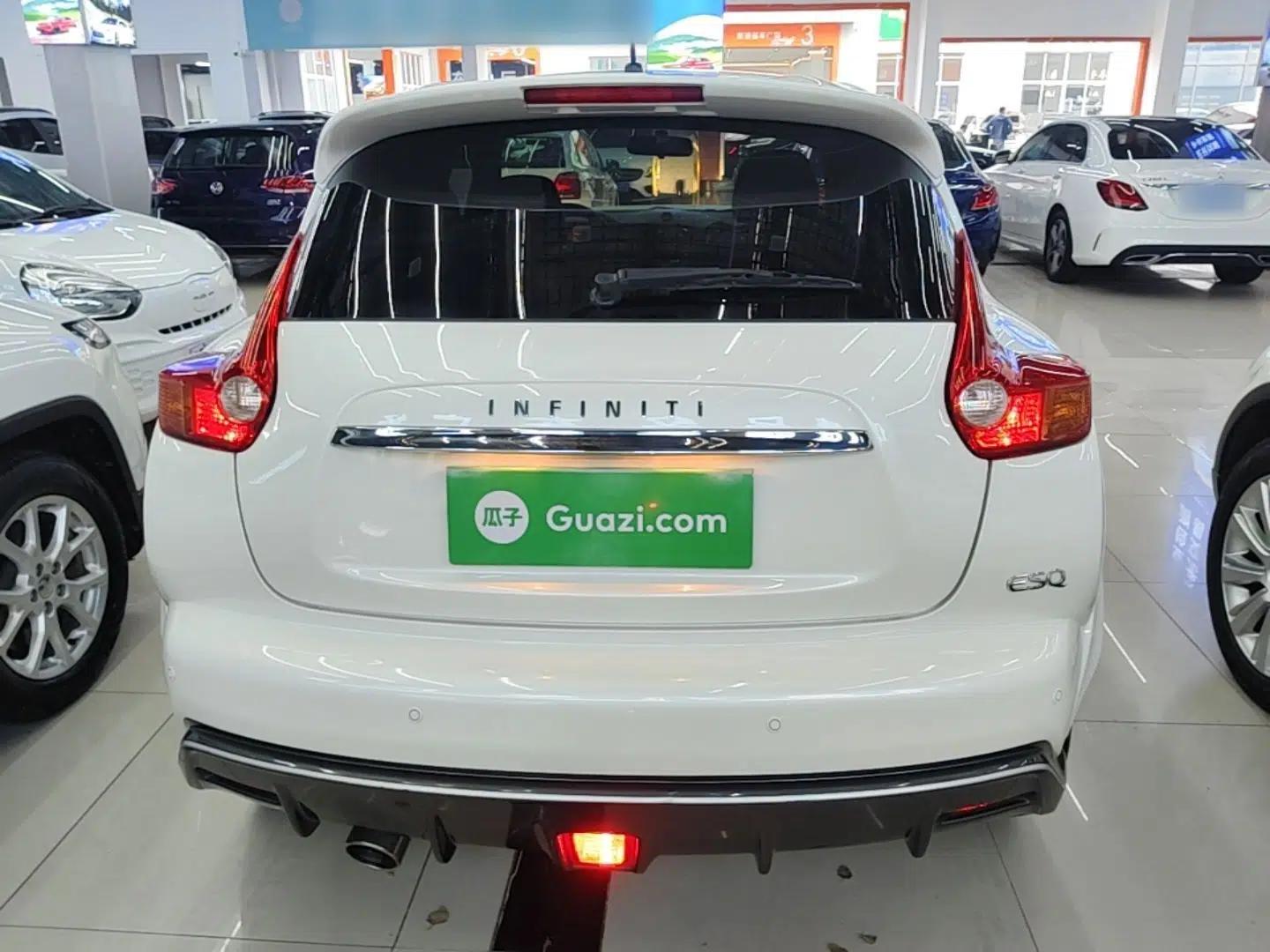 Infiniti ESQ 2014 1.6L Spontaneous Edition — миниатюра 3