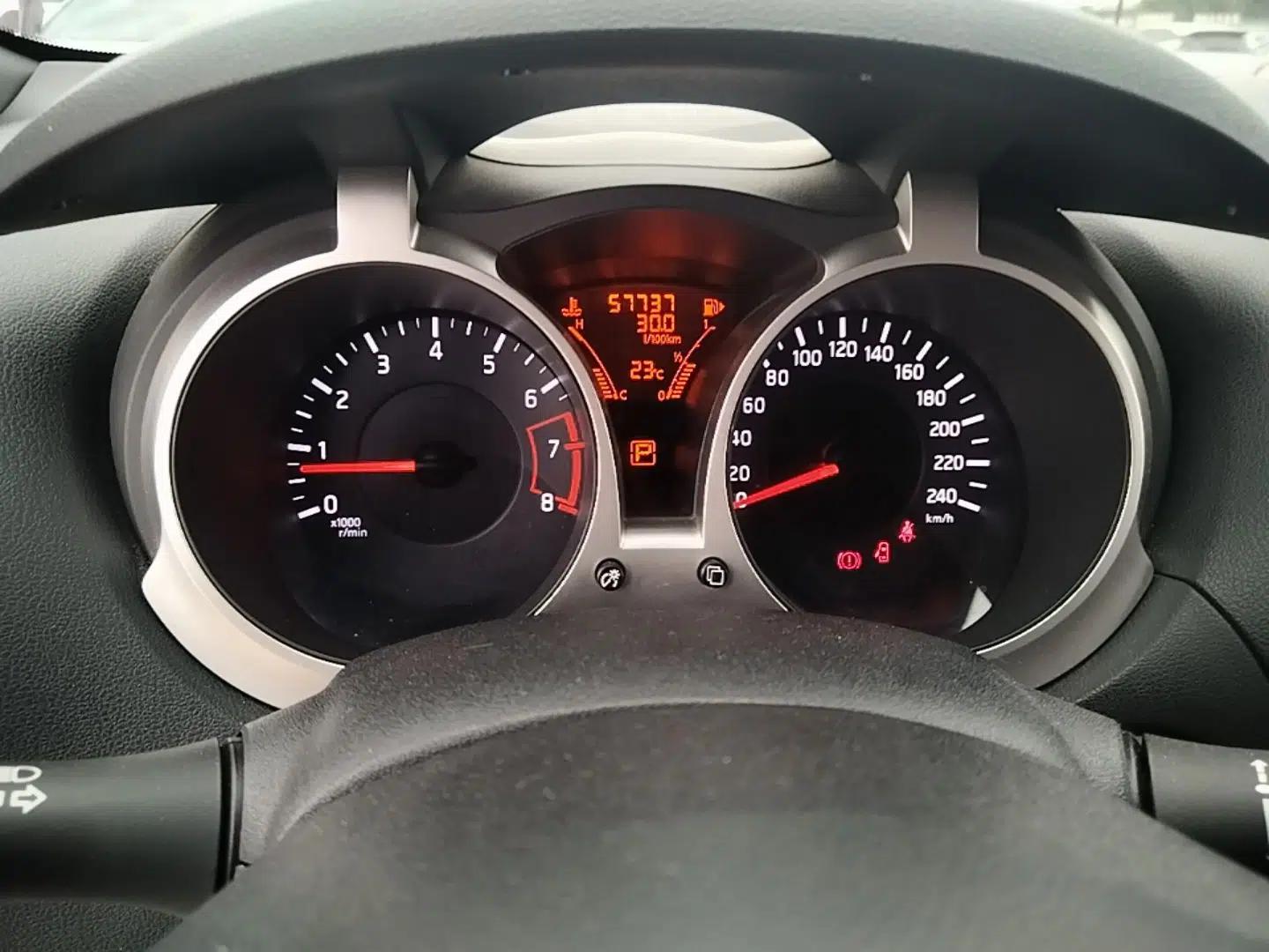 Infiniti ESQ 2014 1.6L Spontaneous Edition — миниатюра 15