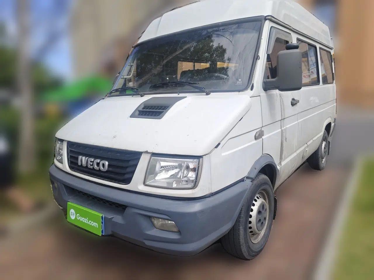 Iveco Daily 2017 2.5T A35 Passenger Van 5-7 Seats Model 47Z5 — миниатюра 1