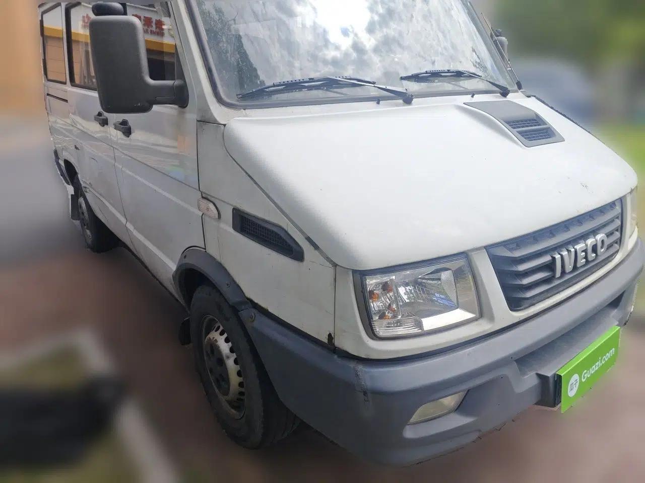 Iveco Daily 2017 2.5T A35 Passenger Van 5-7 Seats Model 47Z5 — миниатюра 3