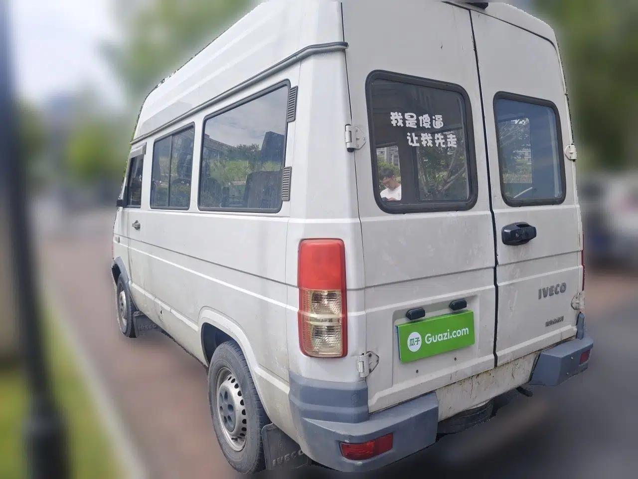 Iveco Daily 2017 2.5T A35 Passenger Van 5-7 Seats Model 47Z5 — миниатюра 4