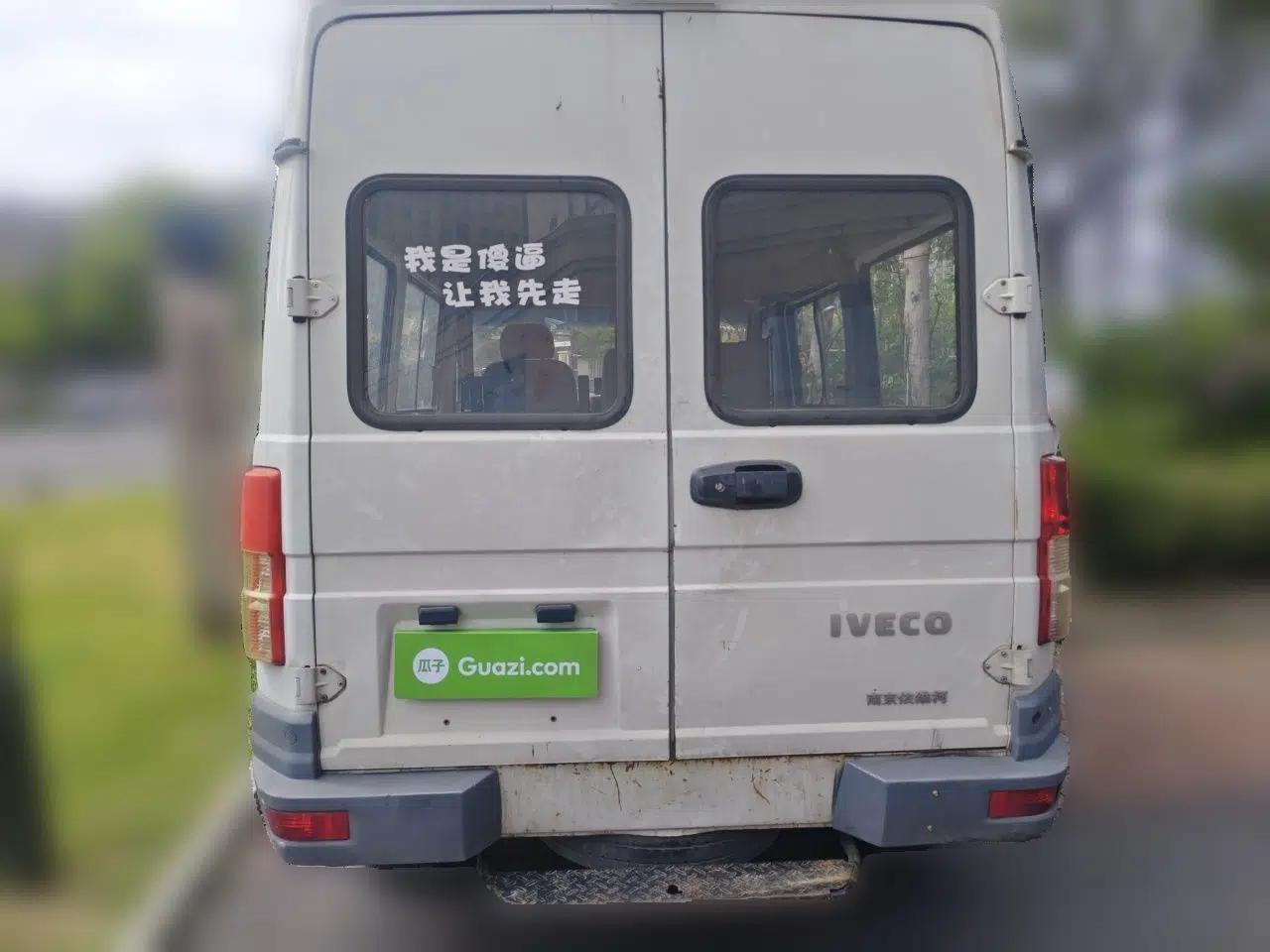Iveco Daily 2017 2.5T A35 Passenger Van 5-7 Seats Model 47Z5 — миниатюра 5