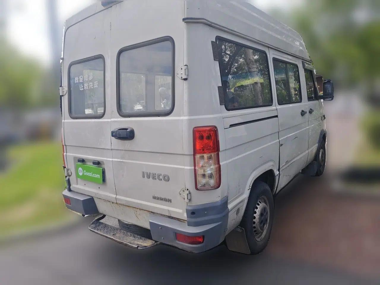 Iveco Daily 2017 2.5T A35 Passenger Van 5-7 Seats Model 47Z5 — миниатюра 6