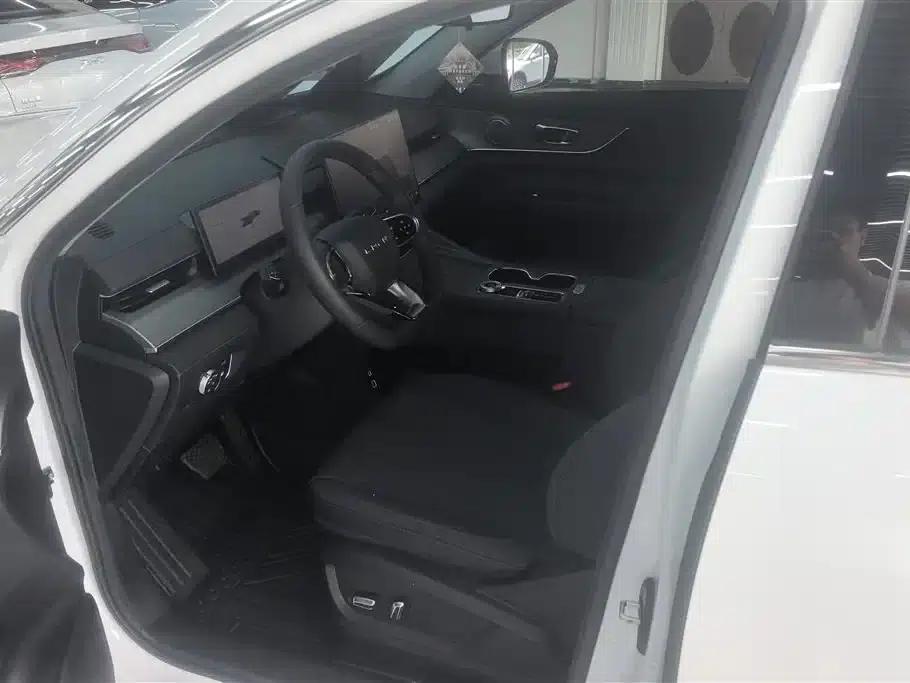 Chery Tiggo 8 PLUS C-DM 2025 1.5T 116km/h Luxury 7-seater — миниатюра 9
