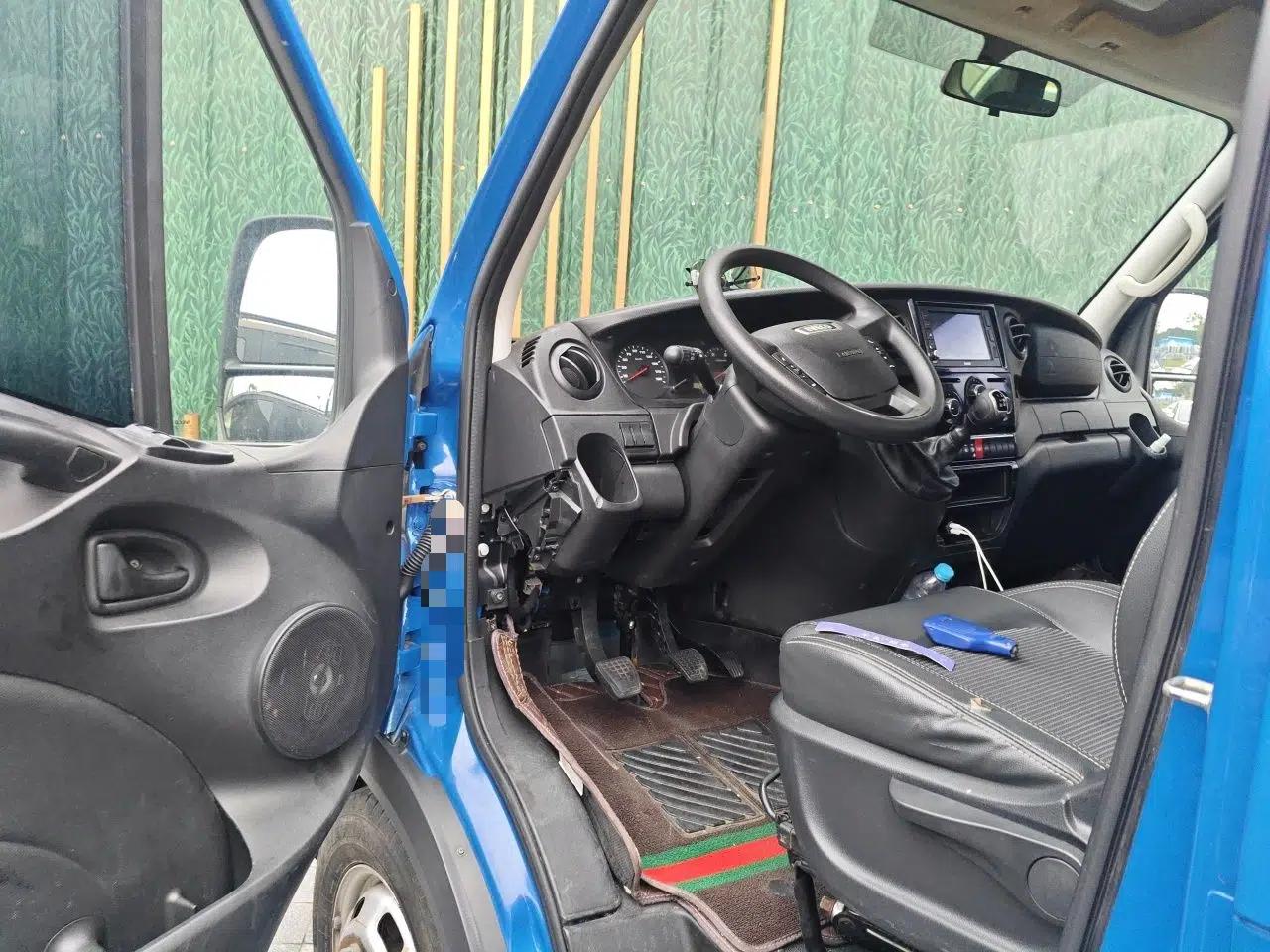 Iveco Eurocargo 2018 2.3T Long Wheelbase Short Overhang High-Roof Van F1A — миниатюра 17