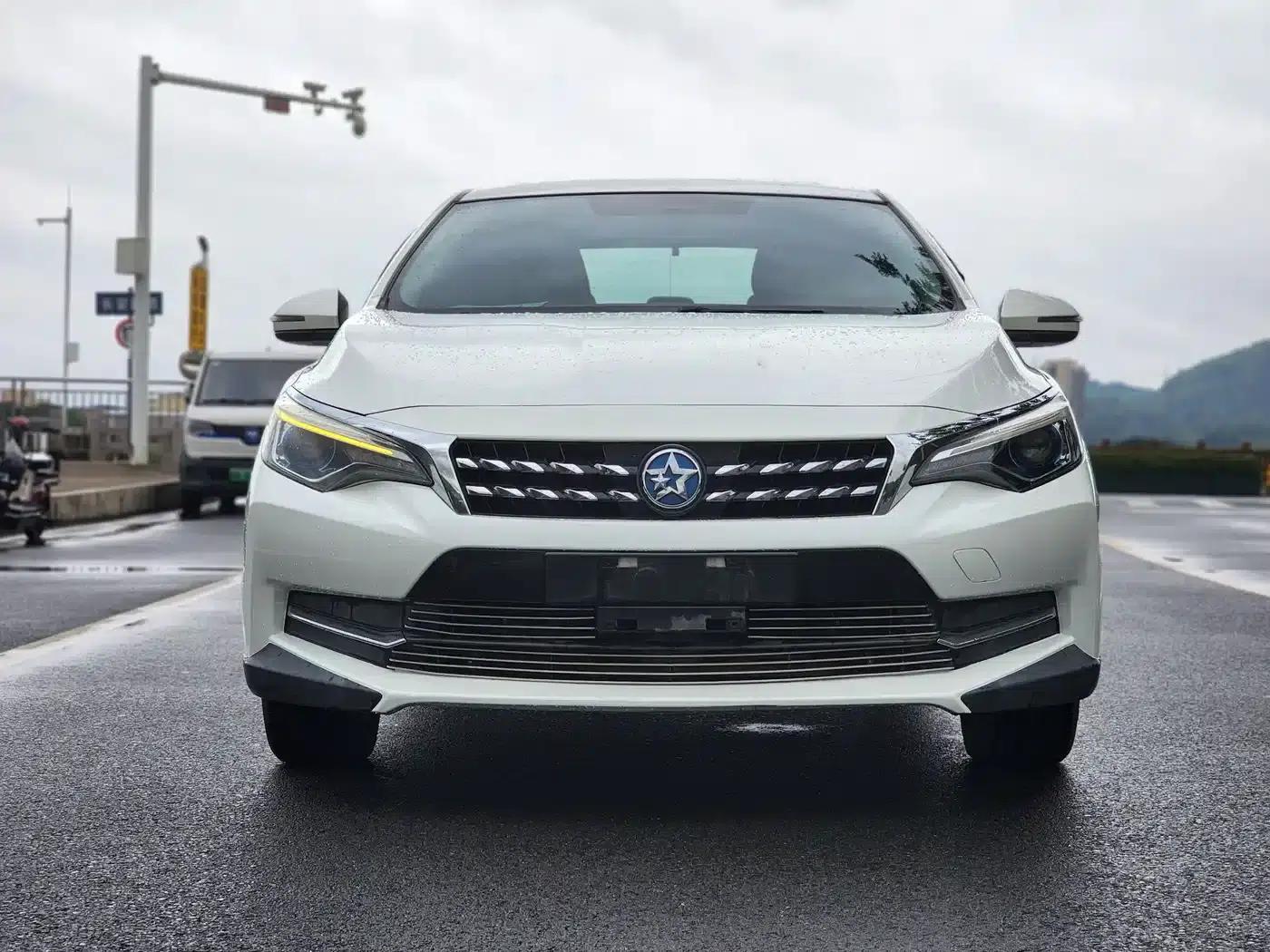 Venucia D60 2018 1.6L CVT Smart Luxury Edition — миниатюра 2