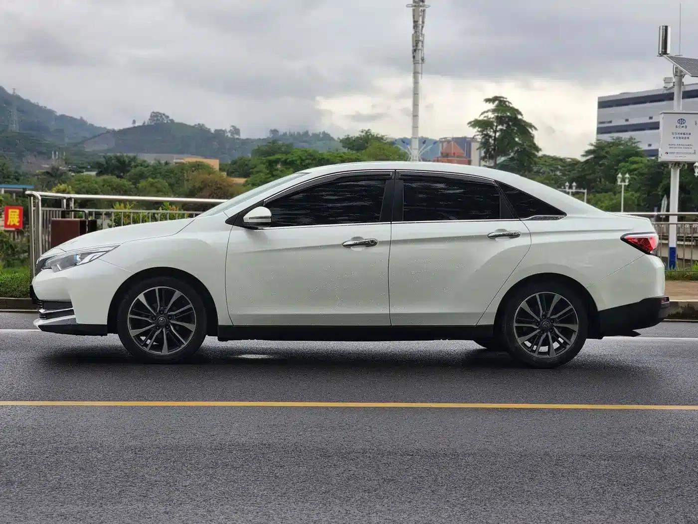 Venucia D60 2018 1.6L CVT Smart Luxury Edition — миниатюра 4
