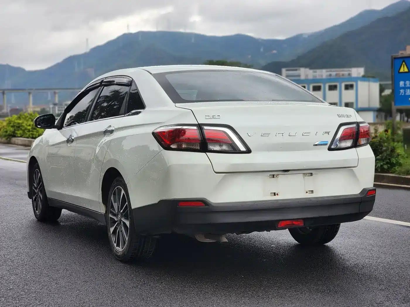 Venucia D60 2018 1.6L CVT Smart Luxury Edition — миниатюра 5