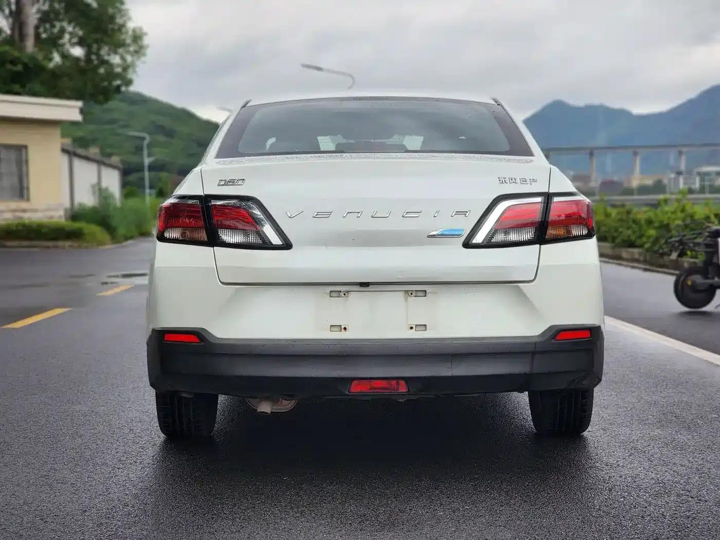 Venucia D60 2018 1.6L CVT Smart Luxury Edition — миниатюра 6