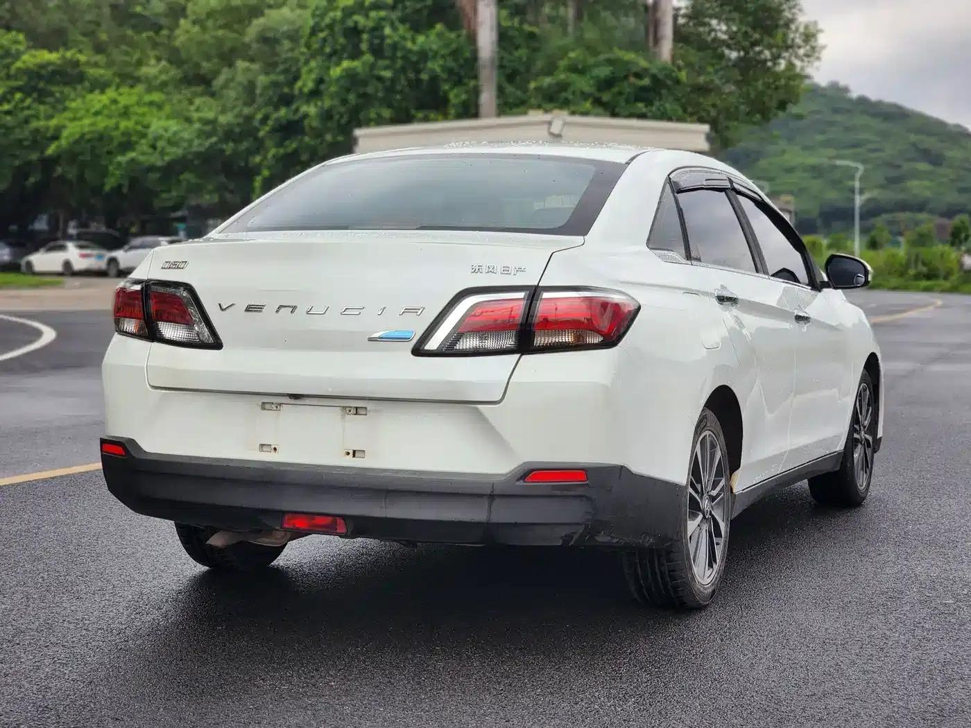 Venucia D60 2018 1.6L CVT Smart Luxury Edition — миниатюра 7