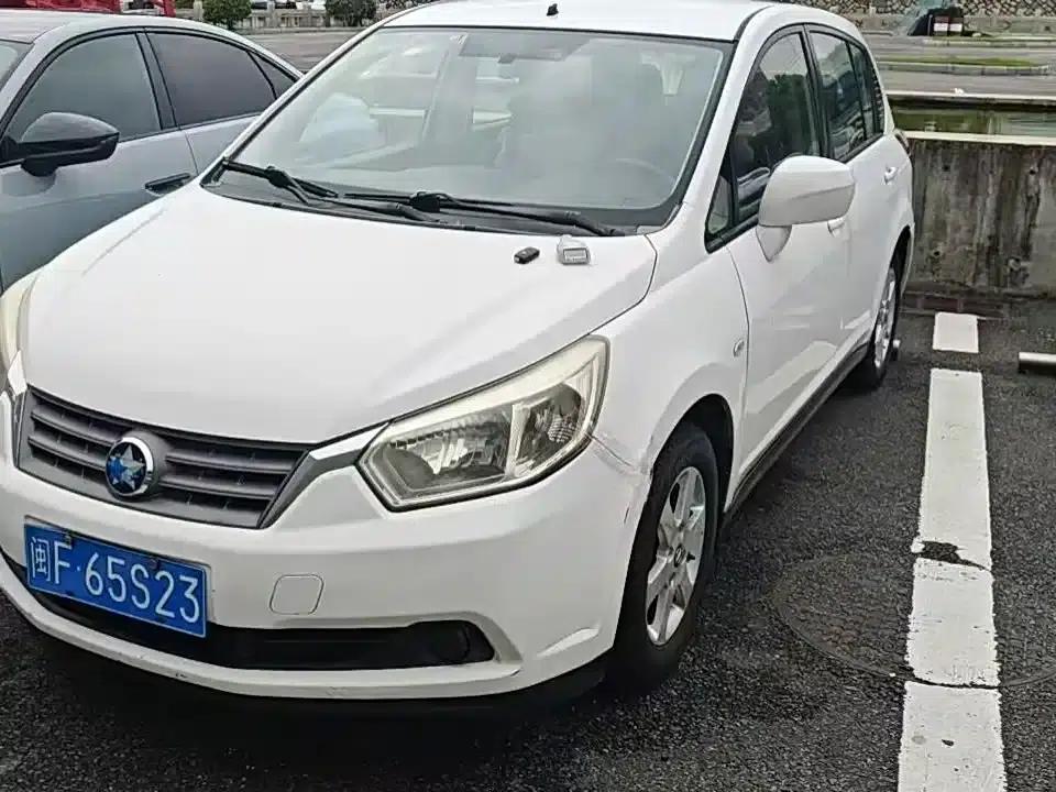 Venucia R50 2013 1.6L Automatic Fashion Edition — миниатюра 1