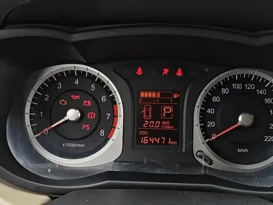 Venucia R50 2013 1.6L Automatic Fashion Edition — миниатюра 4