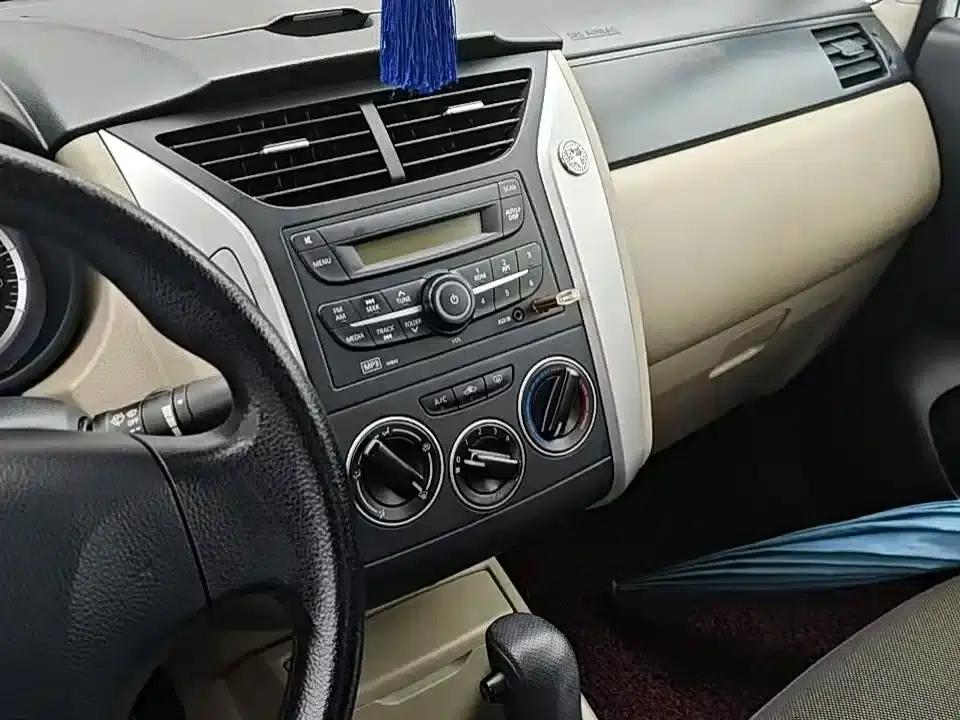 Venucia R50 2013 1.6L Automatic Fashion Edition — миниатюра 5