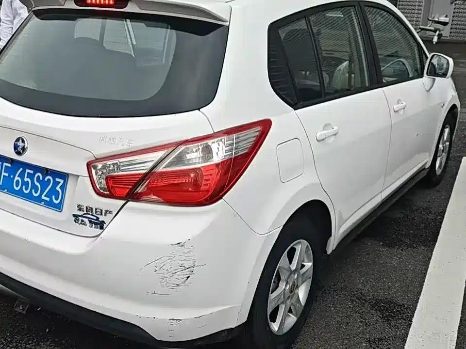 Venucia R50 2013 1.6L Automatic Fashion Edition — миниатюра 8