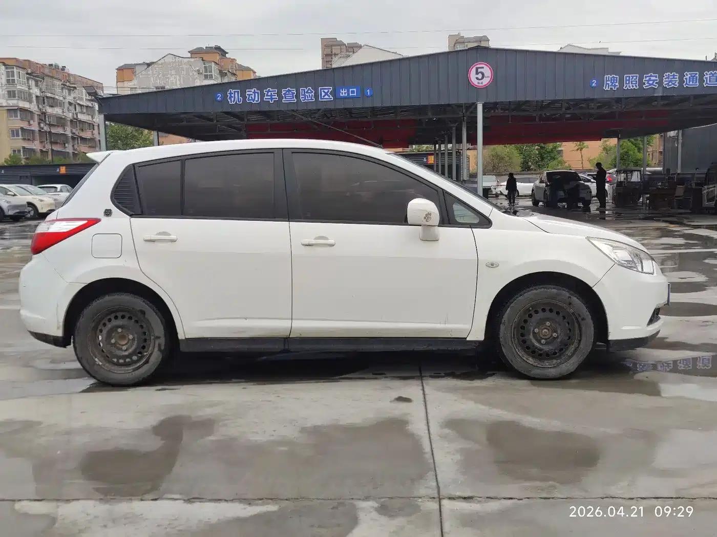 Venucia R50 2013 1.6L Manual Fashion Edition — миниатюра 7