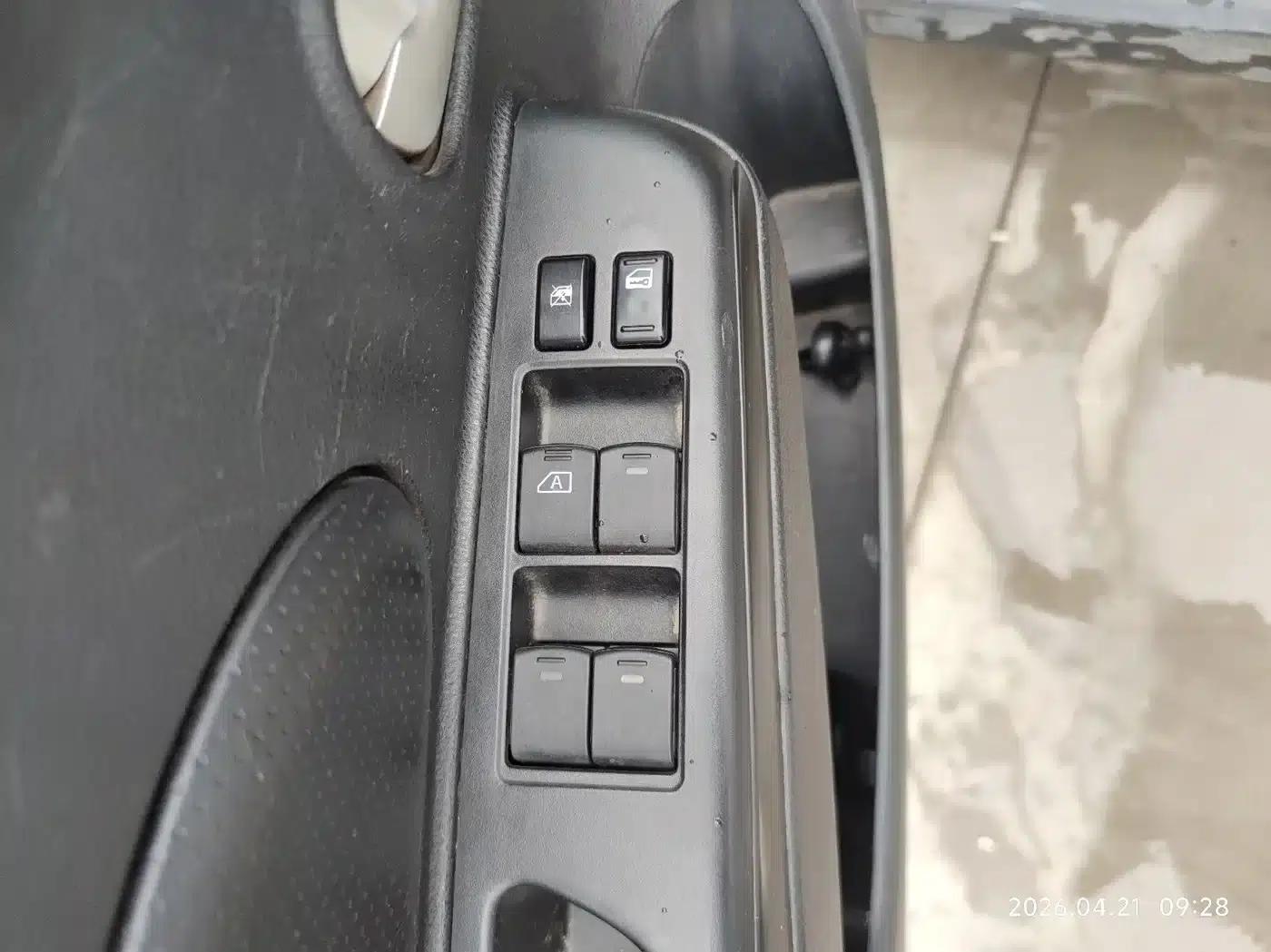 Venucia R50 2013 1.6L Manual Fashion Edition — миниатюра 8