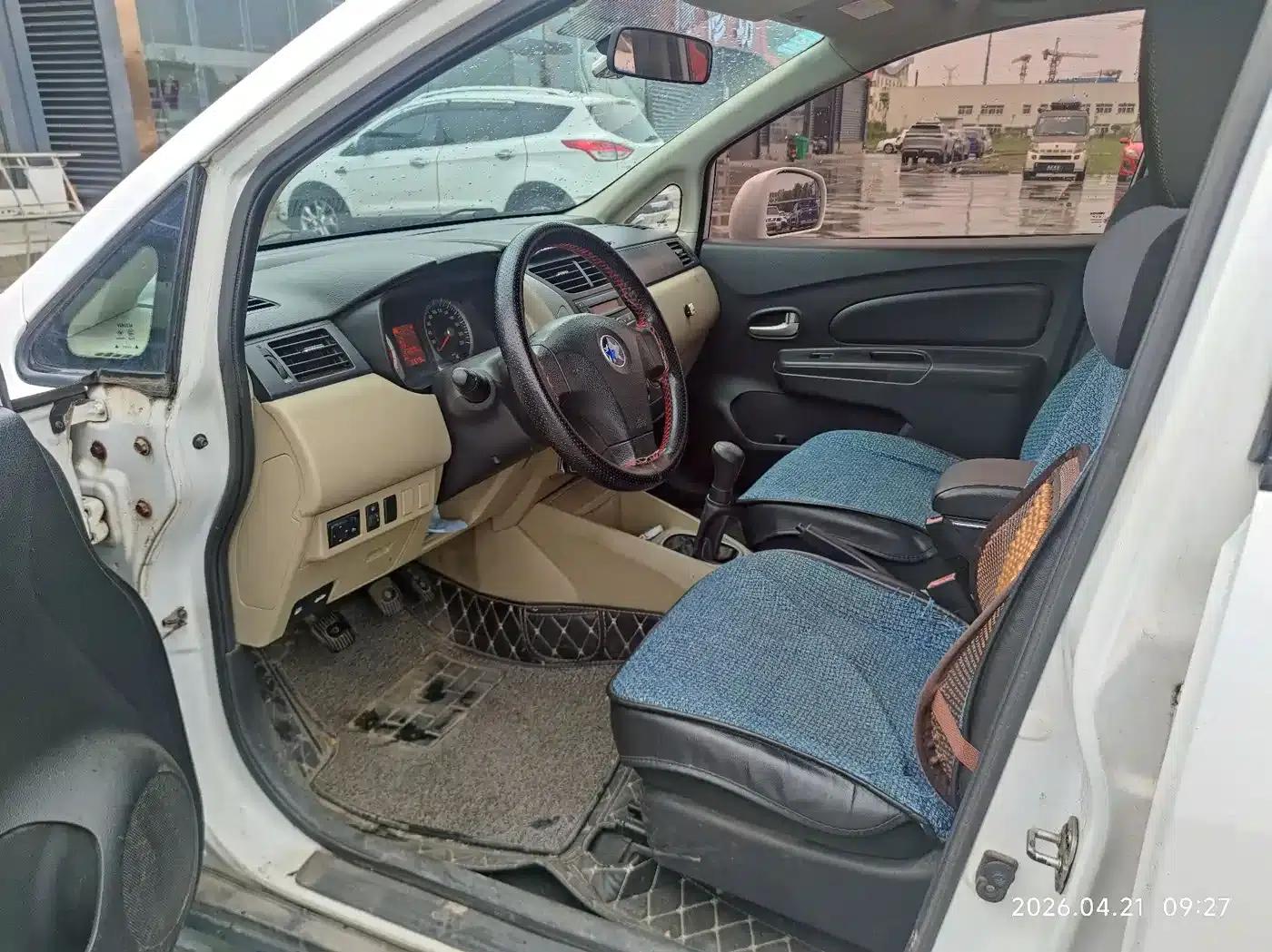 Venucia R50 2013 1.6L Manual Fashion Edition — миниатюра 9