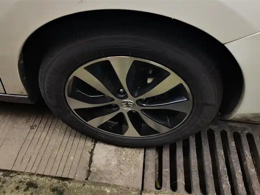 Venucia M50V 2017 1.6L XL CVT Deluxe Edition — миниатюра 6