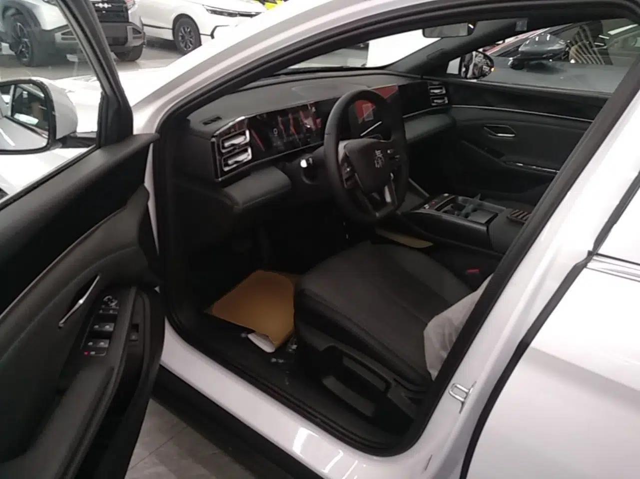 BYD Qin L 2026 DM-i 128KM Progressive Edition — миниатюра 18