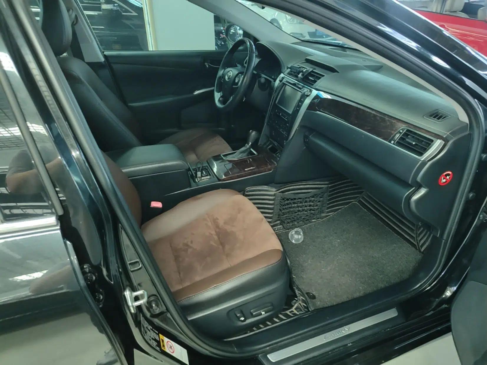 Toyota Camry 2016 2.5G 10th Anniversary Deluxe Navigation Edition — миниатюра 23