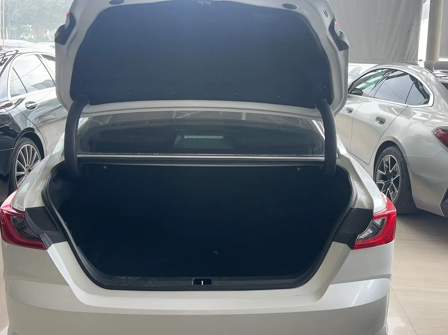 Toyota Camry 2024 2.0 GVP Luxury Edition — миниатюра 16