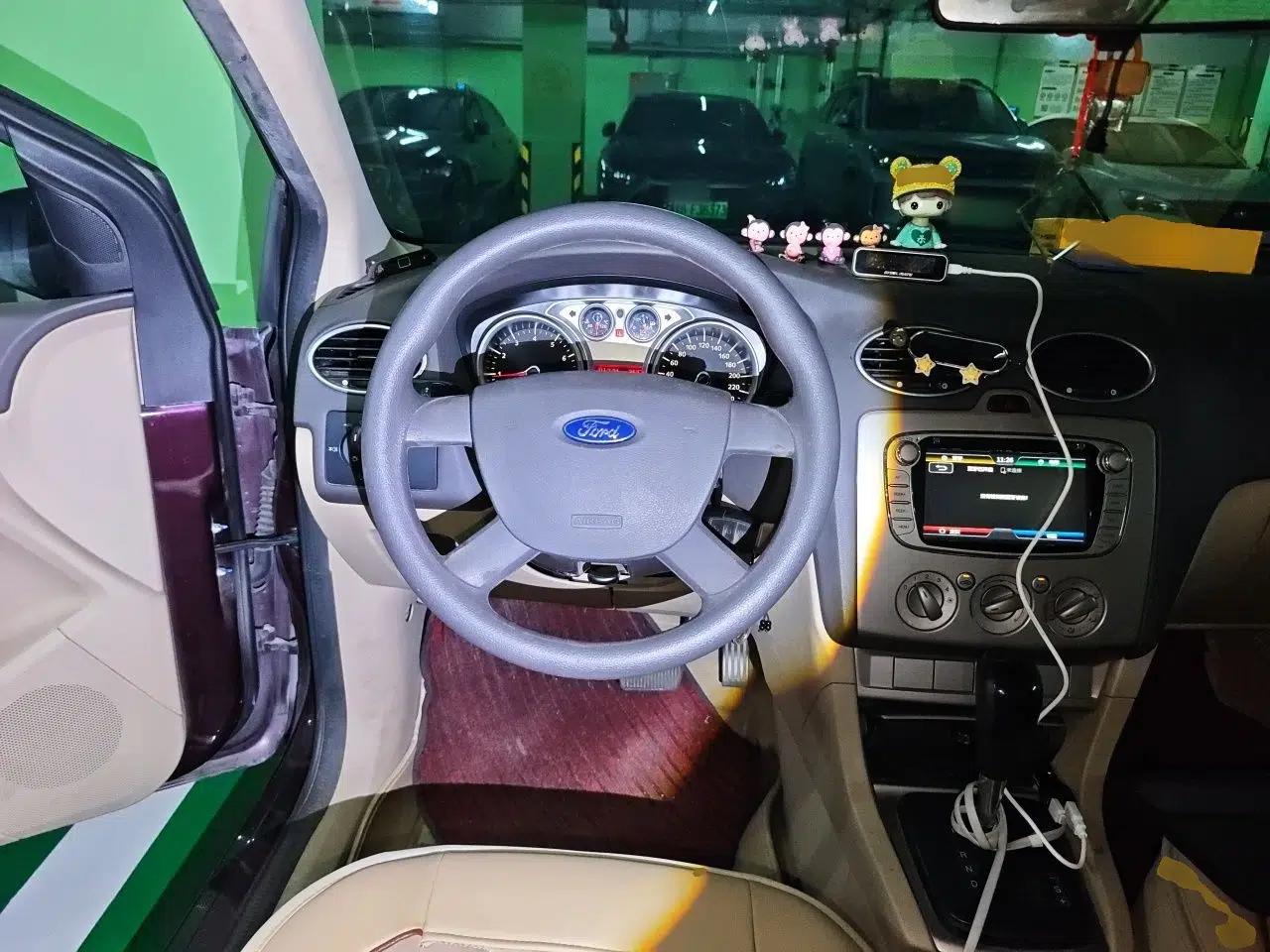 Ford Focus 2013 Sedan Classic 1.8L Automatic Base Model — миниатюра 11