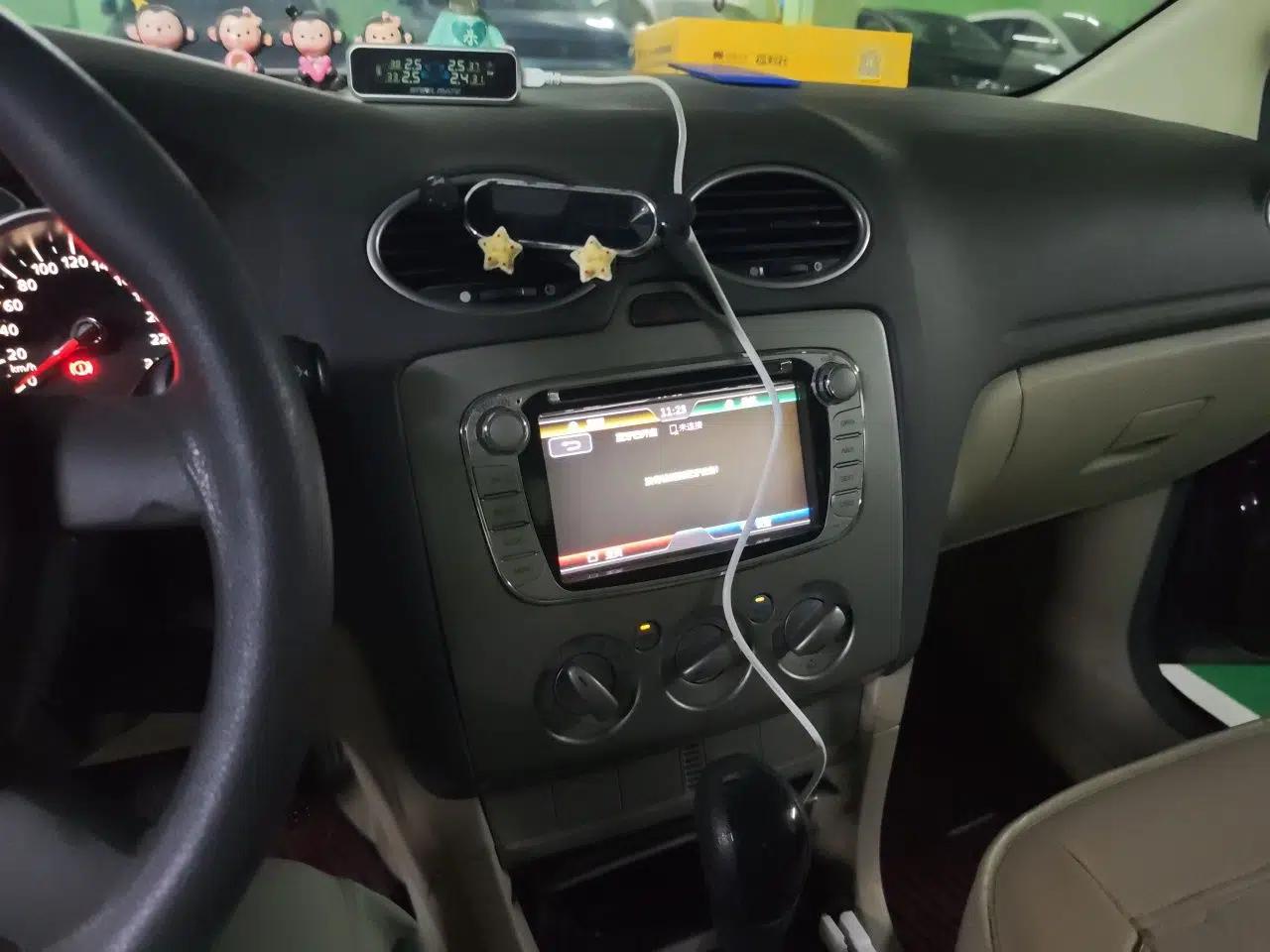 Ford Focus 2013 Sedan Classic 1.8L Automatic Base Model — миниатюра 14