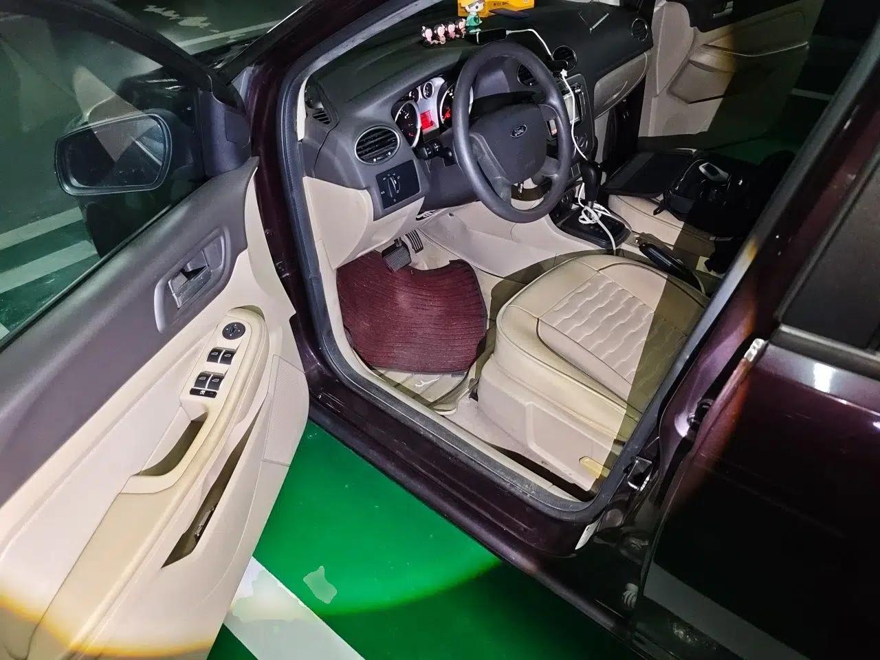 Ford Focus 2013 Sedan Classic 1.8L Automatic Base Model — миниатюра 17