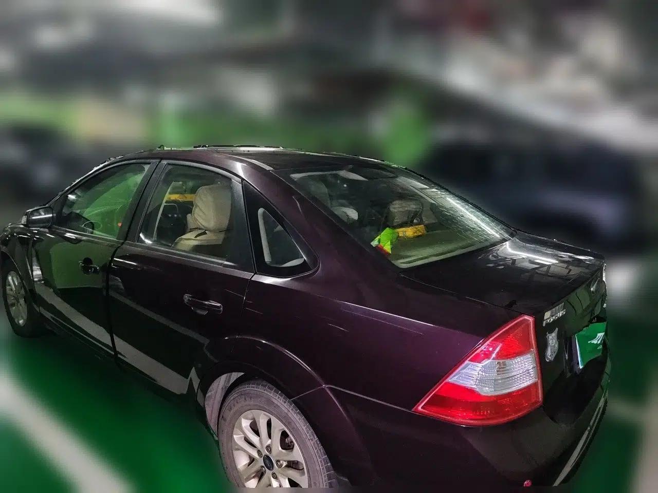 Ford Focus 2013 Sedan Classic 1.8L Automatic Base Model — миниатюра 4