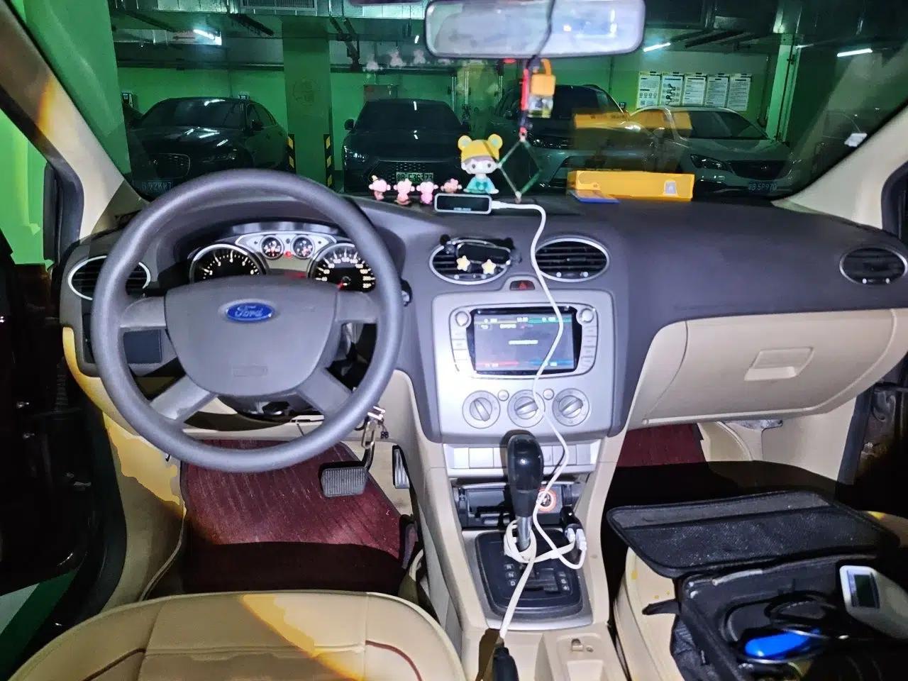 Ford Focus 2013 Sedan Classic 1.8L Automatic Base Model — миниатюра 10