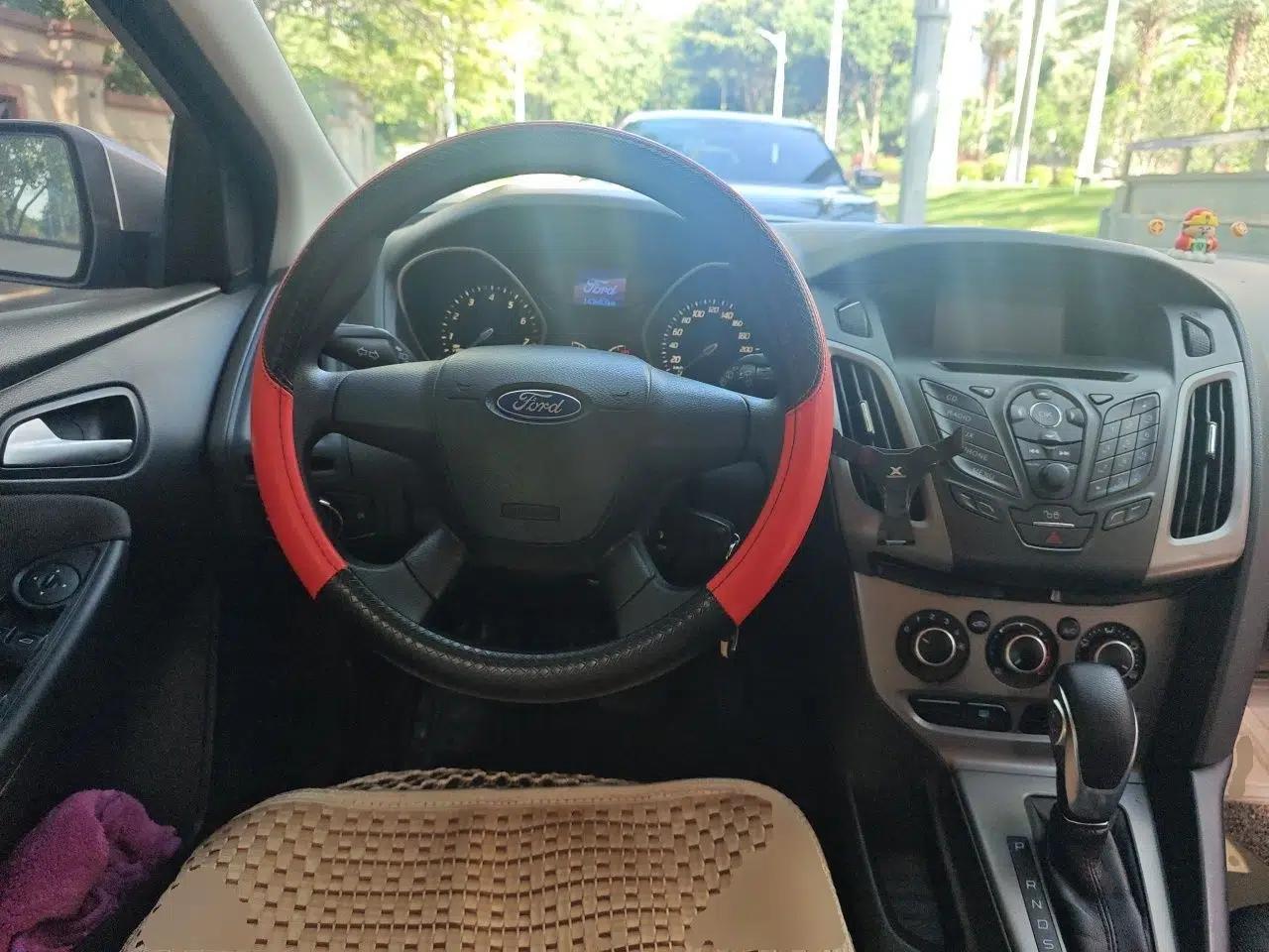 Ford Focus 2012 Hatchback 1.6L Automatic Comfort Model — миниатюра 11