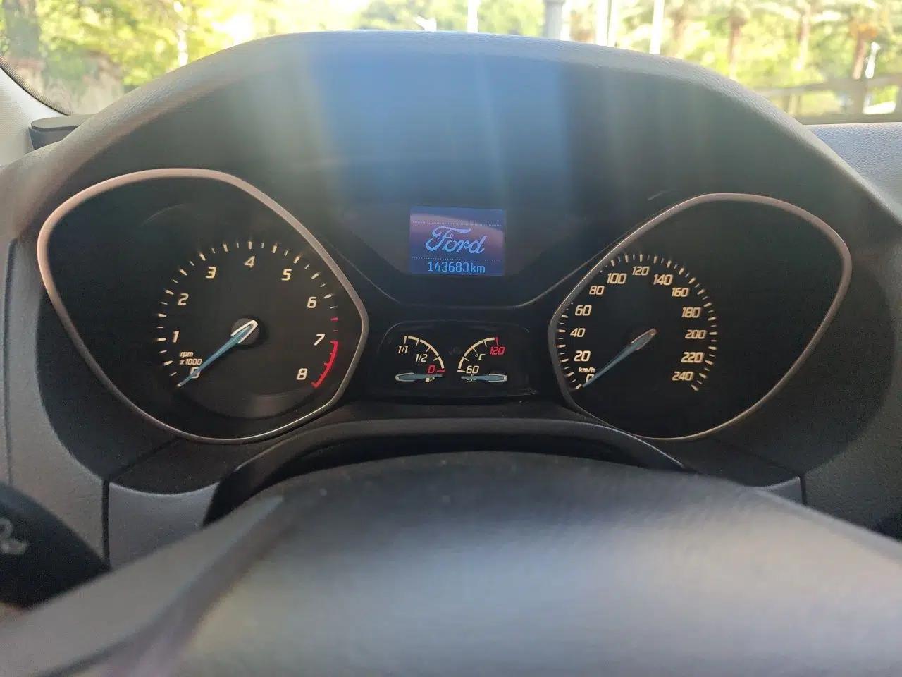 Ford Focus 2012 Hatchback 1.6L Automatic Comfort Model — миниатюра 12