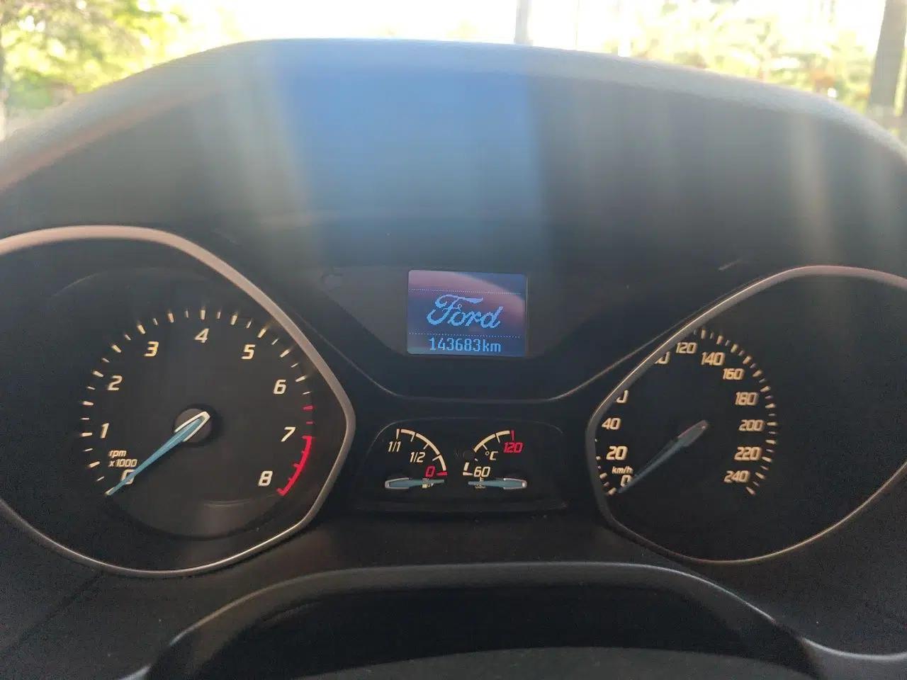Ford Focus 2012 Hatchback 1.6L Automatic Comfort Model — миниатюра 13